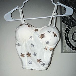 White crop ton detailed with stars with a zipper